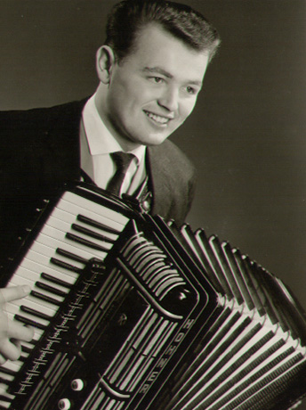 Le jeune Kurt Maas à l'accordéon