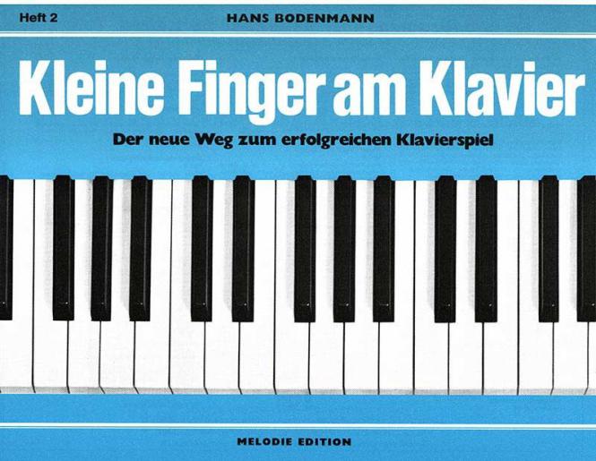Kleine Finger am Klavier 2 