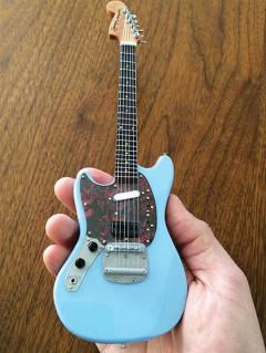 Fender Mustang Solid Blue Model von Axe Heaven im Alle Noten Shop kaufen